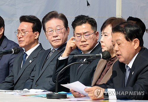 더불어민주당 이재명 대표와 박찬대 원내대표가 24일 서울 종로구 경복궁역 부근 광화문 더불어민주당 천막당사에서 열린 최고위원회의에서 김병주 의원의 발언을 듣고 있다. [공동취재·연합뉴스]